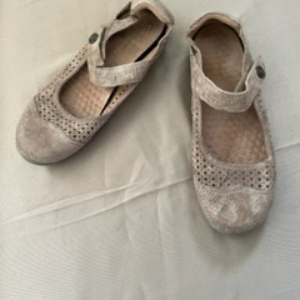 Earth Origins Leather Suede Mary Janes 8 1/2 Wide